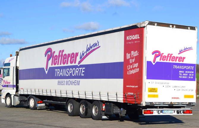 Planen-Sattelzug
